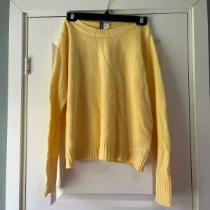 Gul stickad tröja från hm i storlek M. Säljes för 50kr + frakt.