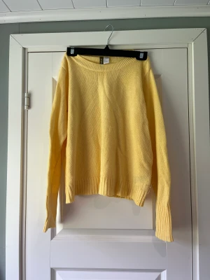 Gul tröja - Gul stickad tröja från hm i storlek M. Säljes för 50kr + frakt.