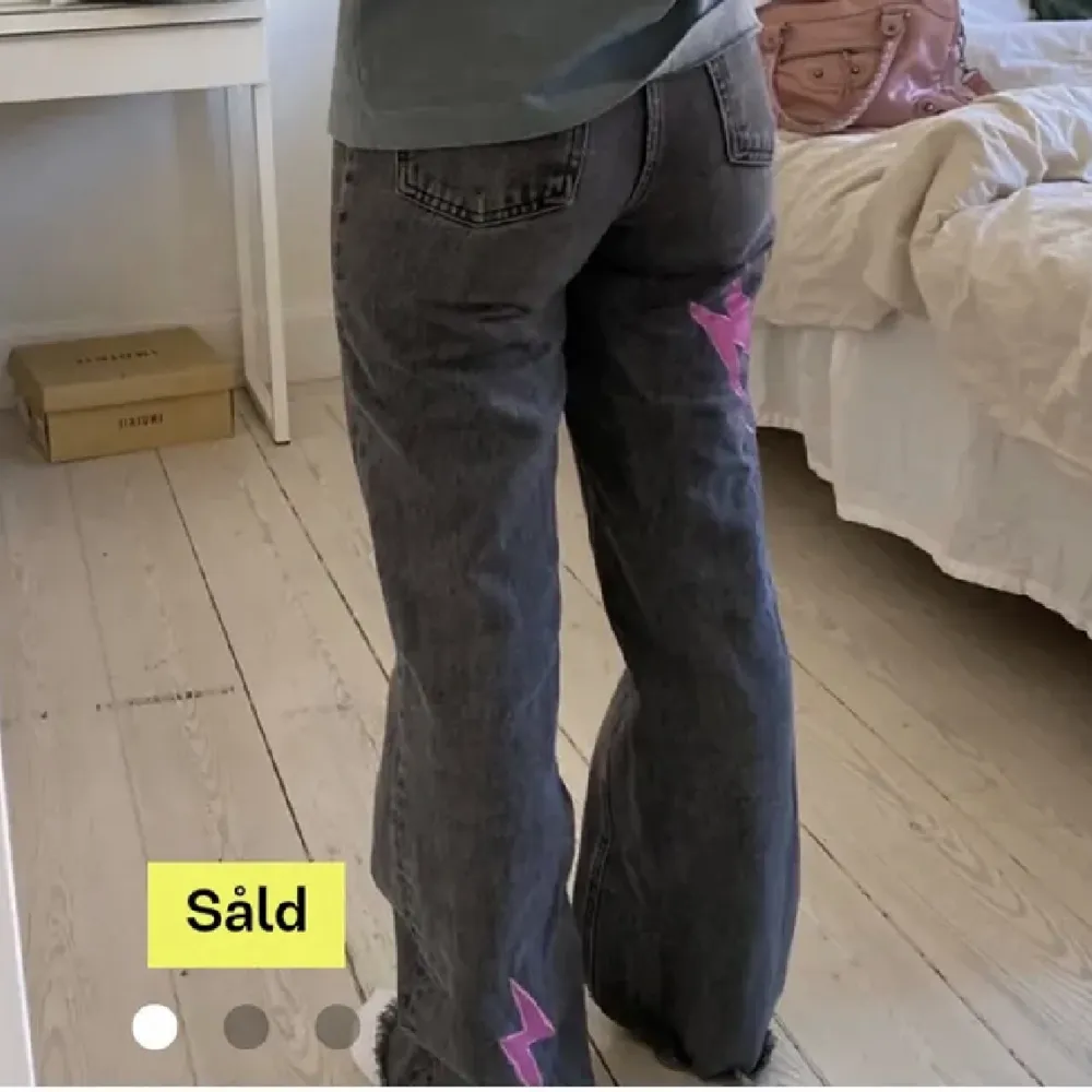 Säljer dessa coola jeans som är köpta på Plick❤️‍🔥 rosa snygga blixtrar som som inte går bort i tvätten💓dom är på gränsen till för korta för mig som är 164 cm! Jeansen är från Zara. (Sista bilden är tagen från hon som designat jeansen). Jeans & Byxor.