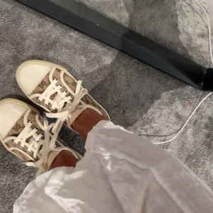 Gucci sneakers - Säljer mina Gucci skor då de inte kommer till användning längre, sparsamt använda. Nypris runt 5,5 har desvärre lyckats ta sönder lådan. Pris går att diskutera vid snabb affär