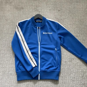 Palm angels tröja  - Säljer nu denna snygga palm angels tröjan som är i väldigt bra skick! Skick 9/10! Den är självklart äkta! Tröjan är i storlek S.  Hör gärna av dig om du har frågor!