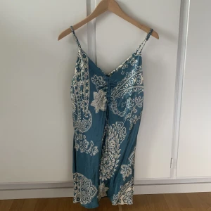 Mönstrad klänning från zara - Superhärlig fin mönstrad klänning i satin från zara, köpt på plick! Aldrig använd och passar m-l💕