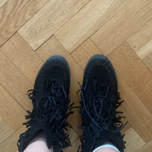 Franskor  - Säljer dehär jätte snygga svarta franskorna i storlek 39. De är använda men i bra skick. Pris kan diskuteras vid snabb affär❤️❤️