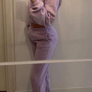 Mjukisbyxor Gina Tricot - Superfina och sköna pastelllila mjukisbyxor från Gina i storlek S. Knappt använda. 💜Lånad bild, skriv för fler bilder 💜Nypris 249 kr, säljes för 50 kr!