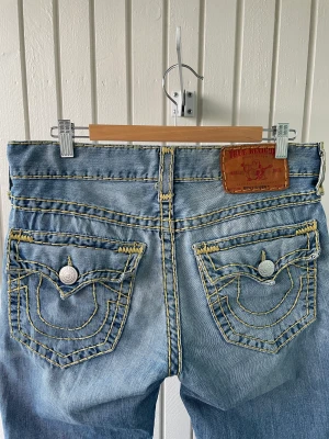 True Religion - Sjuuuukt feta trueys i Ricky Super T cutten (bästa cutten). Säljer pga att jag vuxit ur dem. Dm för fler bilder och frågor 🔥🙌🙏