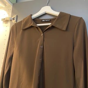 Blus från Zara - Säljer denna fina bruna blus i storlek M från Zara🤎 Nyskick då den tyvärr är för stor.  Köparen står för frakt