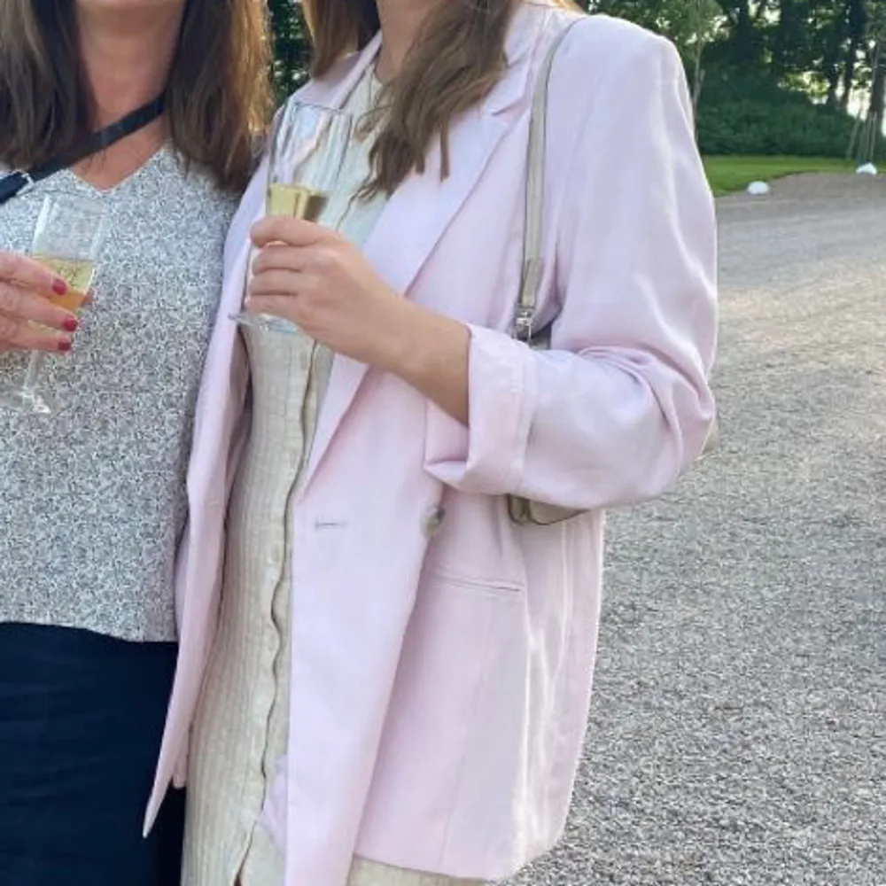 Så fin o somrig blazer från H&M, endast använd en gång 💗. Kostymer.