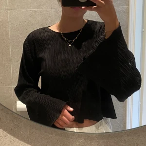 Blus  - Så fin lite lyxigare blus från Gina 🖤 använd fåtal gånger