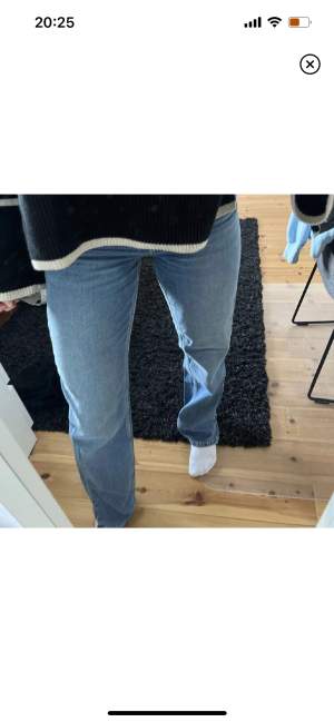 Blåa jeans från Zara som använts en enda gång. Anledningen är att dem inte riktigt kommer till användning för mig… Nypris 300 💙