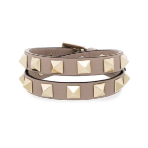 Valentino armband - Säljer detta dubbel valentino armband i beiga färgen💘säljer då den är knappt använd så den är även i väldigt bra skick. Obs kan endast posta som tidigast i augusti!!Nypris 3100 kr