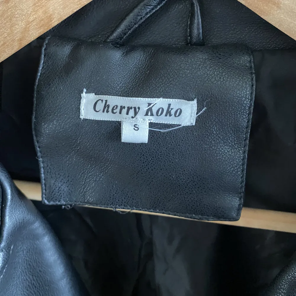 Nu säljer jag min fina svarta skinnjacka på grund av att jag inte använder den längre Den är i storlek S och i bra skick! Köpt från Missäy men märket är Cherry Koko. Jackor.