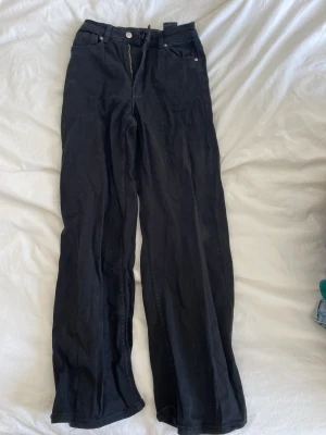 Vida jeans - Vida jeans som skiter för tajt på mig. Inte mycket stretch i midjan och skulle säga att det är en liten xs i storlek. Högmidjade
