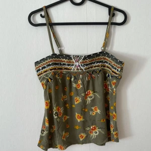 Blommig linne - Blommig linne med pärlor och plaketter i storlek XS-S, från Gina tricot. I nyskick. Jättefin för sommaren❤️ för bara 55kr❤️