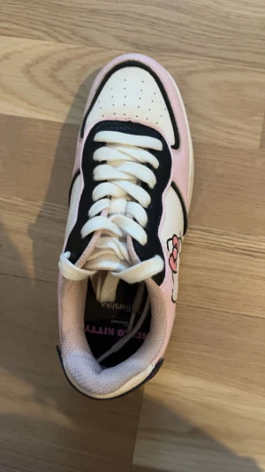 Hello Kitty skor  - Hej jag vill sälja mina skor andvänd 2 gånger och är i bra skick pris diskuteras 