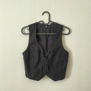 Svart väst - Svart väst med embroderade blommor. I storlek XS för bara 50kr❤️