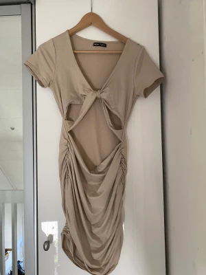 KLÄNNING - Oanvänd klänning, säljer då den är för liten. 