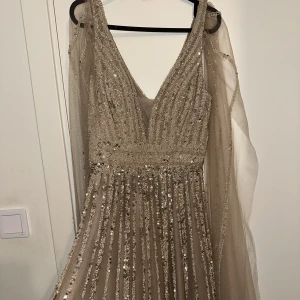 Förlovningsklänning  - Förlovningsklänning i färgen beige.  Använd bara en gång  Ny pris 8000kr 
