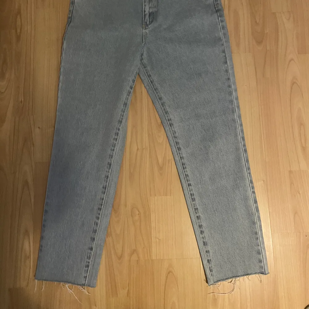 A brand jeans med slitning längst ner  Storlek 11/29 (skulle säga S) Fint skick . Jeans & Byxor.