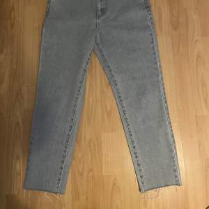 A brand jeans med slitning längst ner  Storlek 11/29 (skulle säga S) Fint skick 