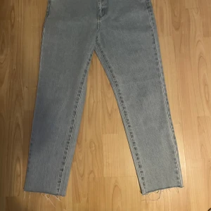 A brand jeans  - A brand jeans med slitning längst ner  Storlek 11/29 (skulle säga S) Fint skick 
