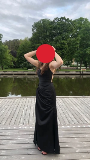 Balklänning svart  - Säljer nu min kompis balklänning som är köpt på jj house förra sommaren. Hon är ca 178 med klackar på som hon har på bilden. Hon vill nu inte ha kvar den och säljer den till bra pris.  Hör av er privat om ni har frågor eller vill ha fler bilder. ❤️ 