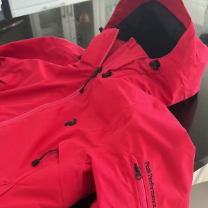 Peak jacka - Rosa röd peak jacka. Har någon liten fläck men annars bra skick!   Vind och vatten tät. Andas. 