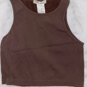 Träningströja Pull & Bear - Supersnyggt croppat träningslinne!🤍Skulle säga att den även passar S