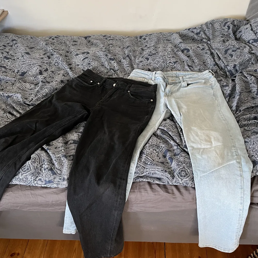 Två par snygga straight leg H&M jeans. Något slitna men det bra ut på ändå.. Jeans & Byxor.