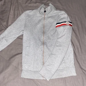 Moncler zip - Säljer denna snygga moncler tröja, skick 9/10, pris kan diskuteras, för mer frågor kom DM