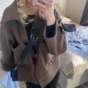 Kappa - Ska kolla intresset på denna bruna fina kappan ifrån Kapphal💕💕i stl M men passar bra som S oxå!! Tryck helst inte på köp nu