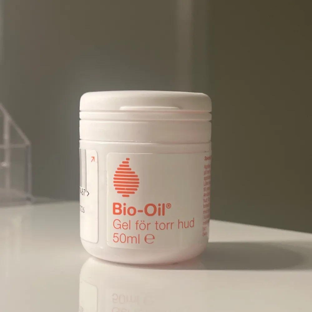 Säljer bio-oil som är superbra för torr hud och återfuktar extremt bra🤍den är helt oöppnad (se bild 2)☺️Orginalpris: 79kr, säljer för 40kr + frakt☺️🤍. Övrigt.
