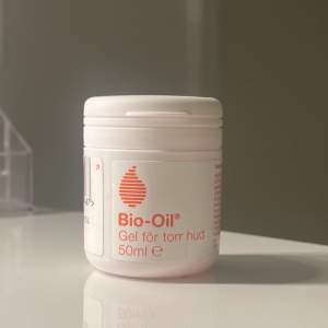 Säljer bio-oil som är superbra för torr hud och återfuktar extremt bra🤍den är helt oöppnad (se bild 2)☺️Orginalpris: 79kr, säljer för 40kr + frakt☺️🤍