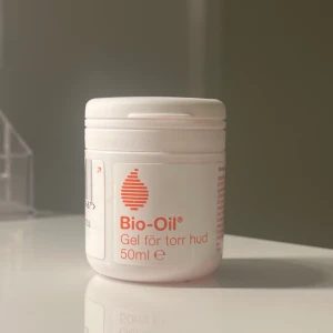 Bio - oil - Säljer bio-oil som är superbra för torr hud och återfuktar extremt bra🤍den är helt oöppnad (se bild 2)☺️Orginalpris: 79kr, säljer för 40kr + frakt☺️🤍