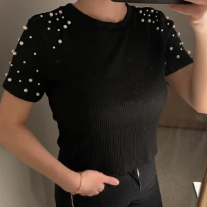 Topp - Söt topp med pärlor på axlarna, bara använt 1 gång💫🪺