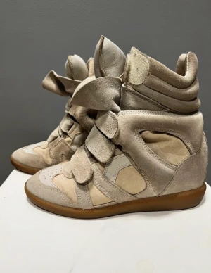 Isabel marant skor  - Isabel marant skor i storlek 36❤️ använda fåtal gånger 💕 box  kommer med ❤️ om ni vill mötas upp måste ni betala halva summan innan för att har blivit lurad många gånger ❤️ kan frakta men jag betalar inte för frakten , frakten kostar 109kr❤️💕🌟