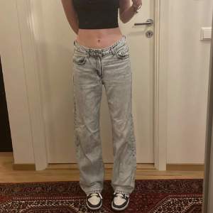 Supersnygga flare low waist jeans från hm i storlek 34! Går att fixa fler bilder såklart!🫶🏻🫶🏻