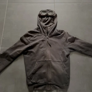 CP COMPANY ZIP - Storlek M, Kvitto finns, bild på qr kan skickas.  Tröjan är lite solblekt.