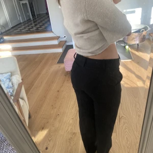 kostymbyxor  - Ett par jätte najs midwaist kostymbyxor från nakd!  Dem sitter så bra och formar kroppen jätte fint men har tyvärr blivit för små💖