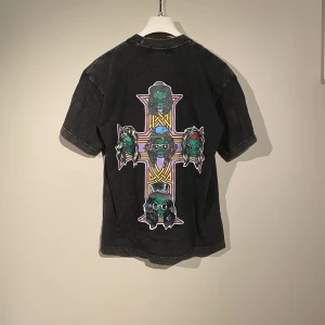 Devástates T-shirt - Näst intill oanvänd Devástates T-shirt. Köpt på shelta i Göteborg. Storlek S!. Nypris 550kr.