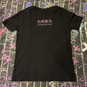 Svart tröja med tryck - En t-shirr köpt från new yorker för 119kr som använts ca 1-2 ggr || Köparen står för frakt ||