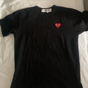 Comme des garcons - Comme des garcons t-shirt svart nästan oanvänd medium storlek