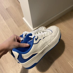 Sneakers  - Sneakers i väldigt bra skick! Använda Max 1-2 gånger:)