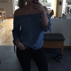 Off-shoulder topp - Blå, offshoulder topp med trekvartsärmar från Only. Storlek 38. Fin till såväl vardag som fest
