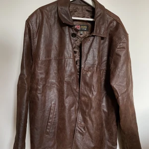Vintage läderjacka - Brun läderjacka med knappar i storlek XL, true to size. Vanligt vintage-skick utan några fel men täcken på användning. 