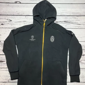 Adidas Hoodie Svart (Juventus) - Märke: Adidas Typ: Hoodie Färg: Svart Kroppstyp: Unisex Skick: Mycket Bra   Sparande av miljö  30x  lägre utsläpp jämfört med ny vara Sparat vatten ca 3950 liter Sparat CO2 ca 6.8 kg