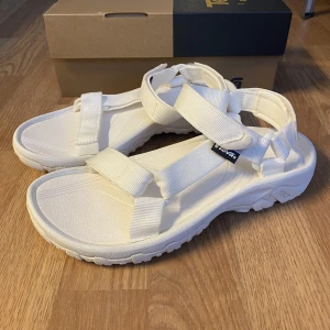 Teva Hurricane XLT sandaler - Helt oanvända sandaler från Teva i modell Hurricane XLT. Känns som att de är true to size, även för mig som har ganska breda fötter. Är en liten fläck på en rem, som dock inte syns på håll. Se bilder.