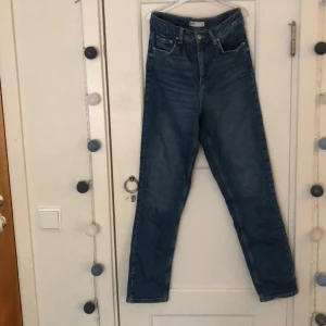 Jeans - Lite ”pösigare”jeans från Gina kort modell  meddela för mer info 