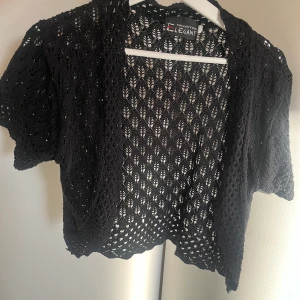 Stickad kofta - Supersöt stickad kofta. Perfekt till vårvädret!