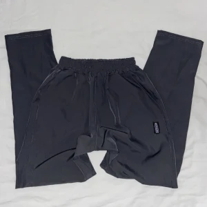 mörkgråa trackpants - Helt nya trackpants, storlek XS!💘