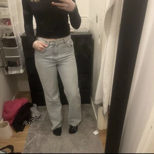 Gina jeans  - Säljer då de ej används längre och blivit för stora. 